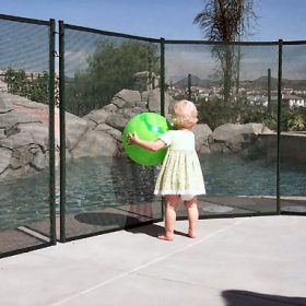 barrière de piscine protection enfant au bord de piscine