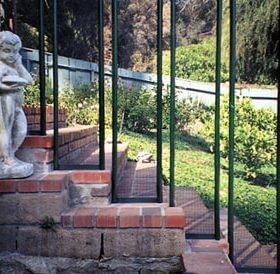 barrière piscine démontable installée sur escalier