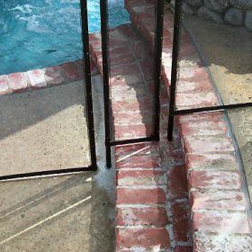 clôtures piscine filets souples installés sur escalier de piscine