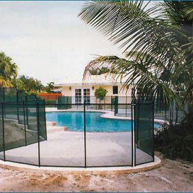 belles clôtures de piscines amovibles souples installées