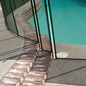clôtures piscines installées sur escalier avec module de 1 mètre ajustable suivant besoins